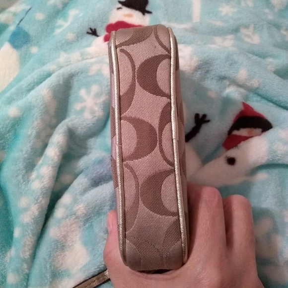 ๐ Coach Daisy Pop C Applique Wristlet. RARE!!!! - Picture 4 of 7